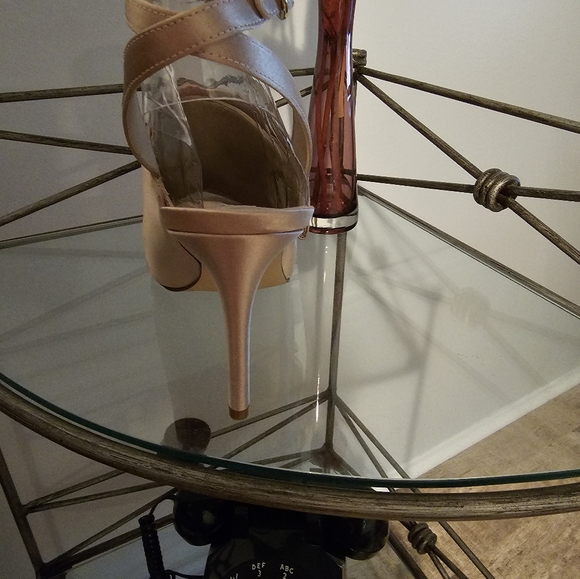 Nine west pump. New in box. Size 8.5. Nude/natural color. - Picture 3 of 14